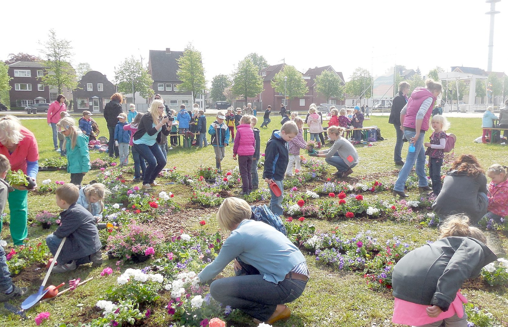 Mit Schaufel und Gartenhandschuhen am Werk - Bild 1