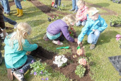 Mit Schaufel und Gartenhandschuhen am Werk - Bild 3