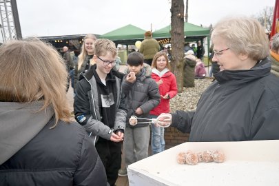 Wintermarkt-Besucher in Ostrhauderfehn genießen Kinderprogramm, DJ und Vereinsstände - Bild 2