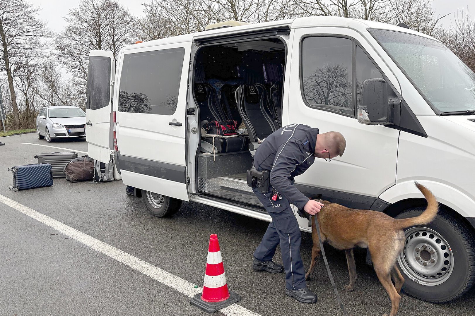 Großkontrolle auf dem Parkplatz Rheiderland - Bild 8