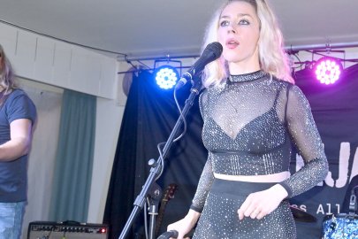 Vanja Sky gibt Konzert bei Plümer - Bild 3