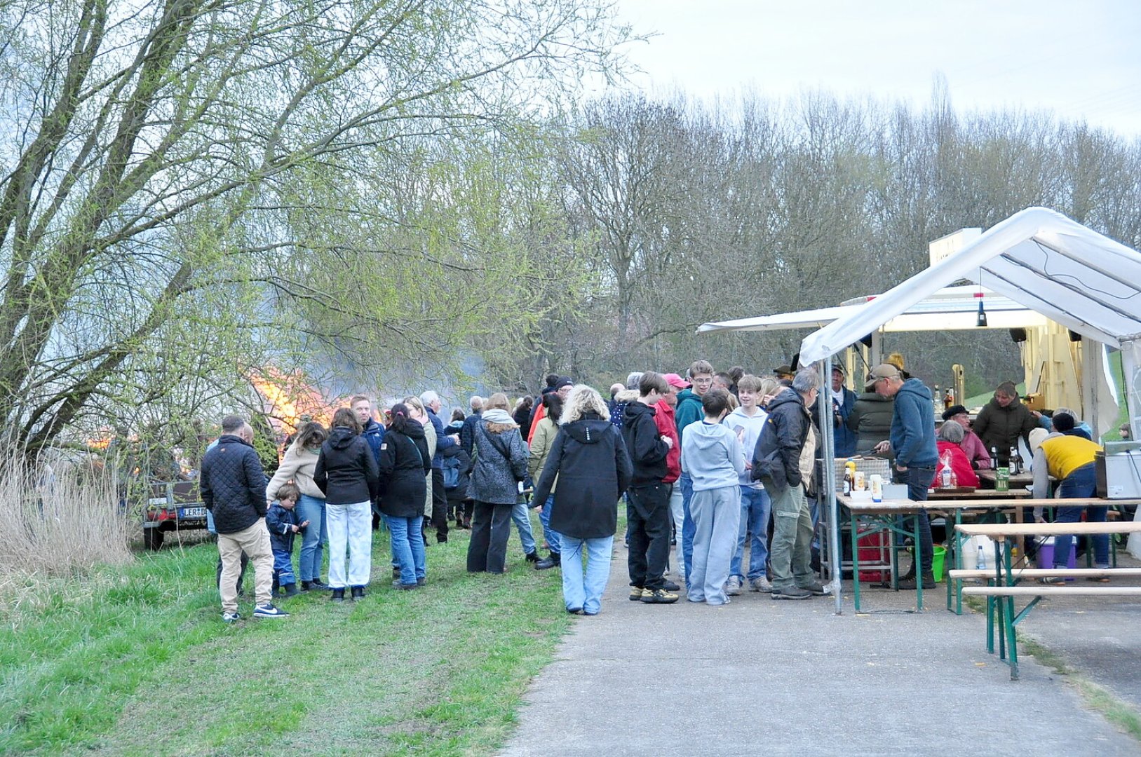 Osterfeuer in Leerort - Bild 1