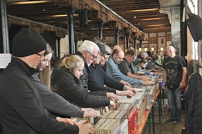 Musikfans stöbern bei Plattenbörse im Zollhaus - Bild 3