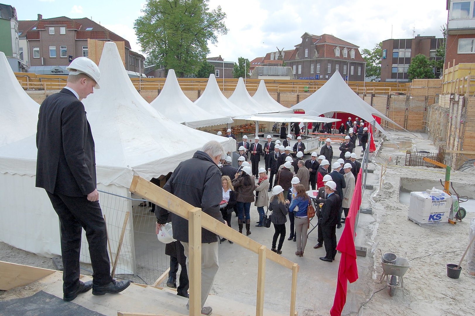 Sparkasse legt Grundstein - Bild 1