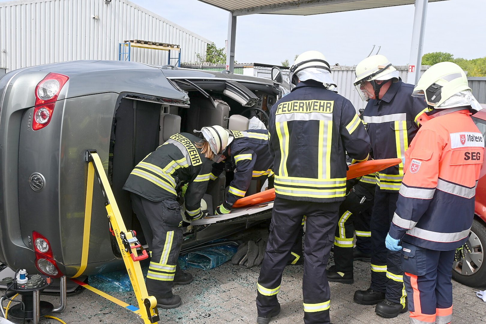 Großübung der Feuerwehren in Ostrhauderfehn - Bild 1