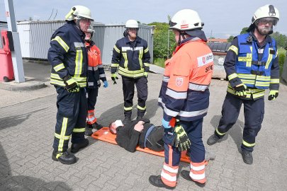 Großübung der Feuerwehren in Ostrhauderfehn - Bild 2
