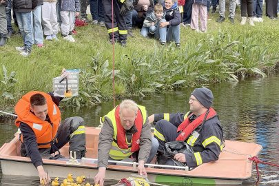 Viele Besucher verfolgen das Entenrennen - Bild 4