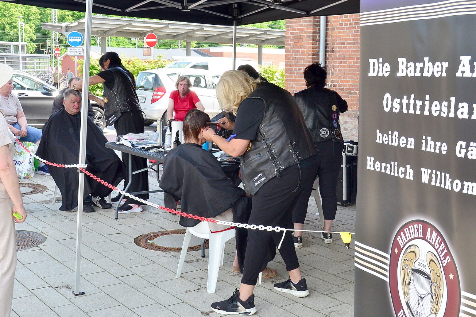 Barber Angels schenken Bedürftigen in Leer neuen Mut - Bild 1