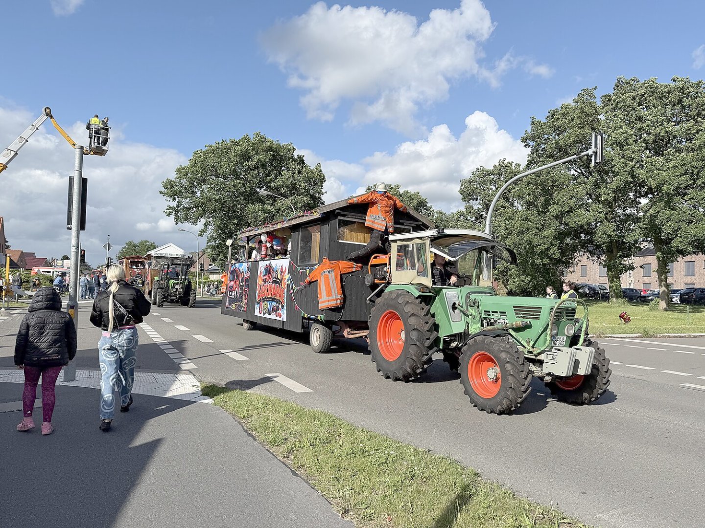 Löschparade in Flachsmeer mit rund 80 Motivwagen - Bild 1