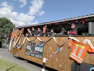 Löschparade in Flachsmeer mit rund 80 Motivwagen - Bild 4