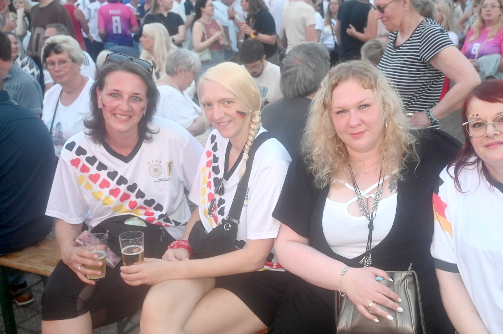 Rhauderfehn feiert den 2:1-Sieg: 64 Bilder vom Public Viewing - Bild 1