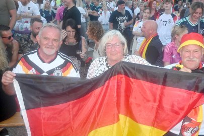 Rhauderfehn feiert den 2:1-Sieg: 64 Bilder vom Public Viewing - Bild 2