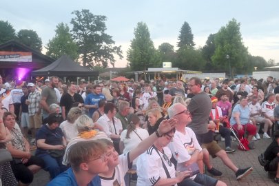 Rhauderfehn feiert den 2:1-Sieg: 64 Bilder vom Public Viewing - Bild 4