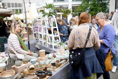 Viele Besucher beim Töpfermarkt in Leer - Bild 3