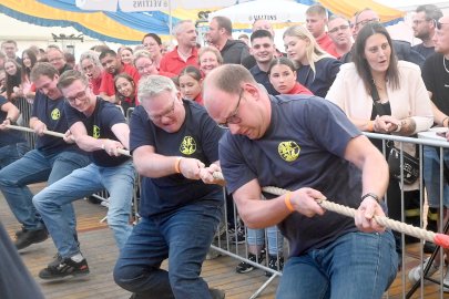 Tauziehen beim Feuerwehrjubiläum Westrhauderfehn - Bild 2