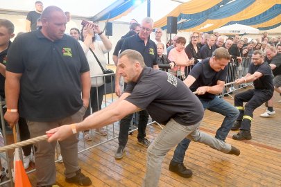 Tauziehen beim Feuerwehrjubiläum Westrhauderfehn - Bild 4