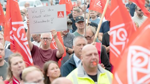1500 VWler protestieren in Emden  - Bild 3