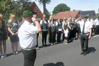 Viele Besucher verfolgten den Festumzug in Idafehn - Bild 2
