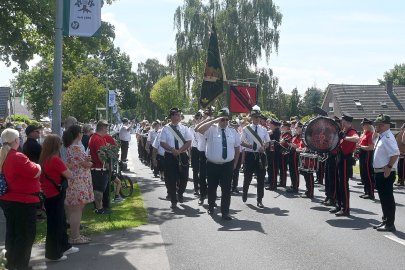 Viele Besucher verfolgten den Festumzug in Idafehn - Bild 3