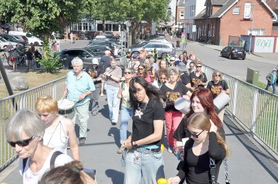 Female Drum Parade in Leer - Bild 4