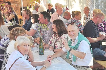 Samstagabend auf dem 25. Weinfest in Leer - Bild 2