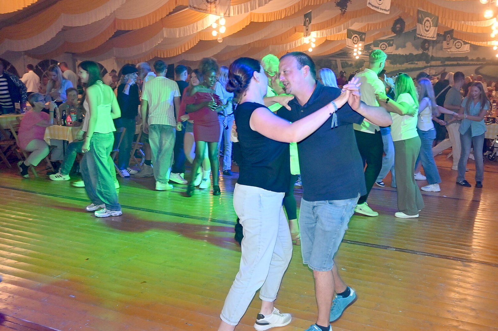 Bilder vom Ball in Ostrhauderfehn mit der Band Silver Moon - Bild 1