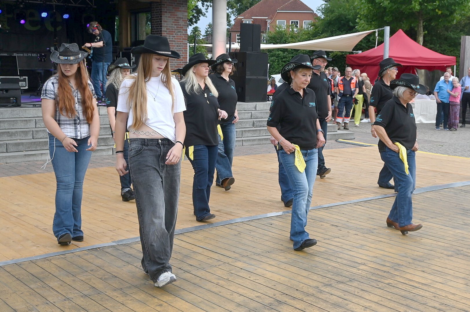 Country-Night auf dem Marktplatz zieht zahlreiche Besucher an - Bild 1