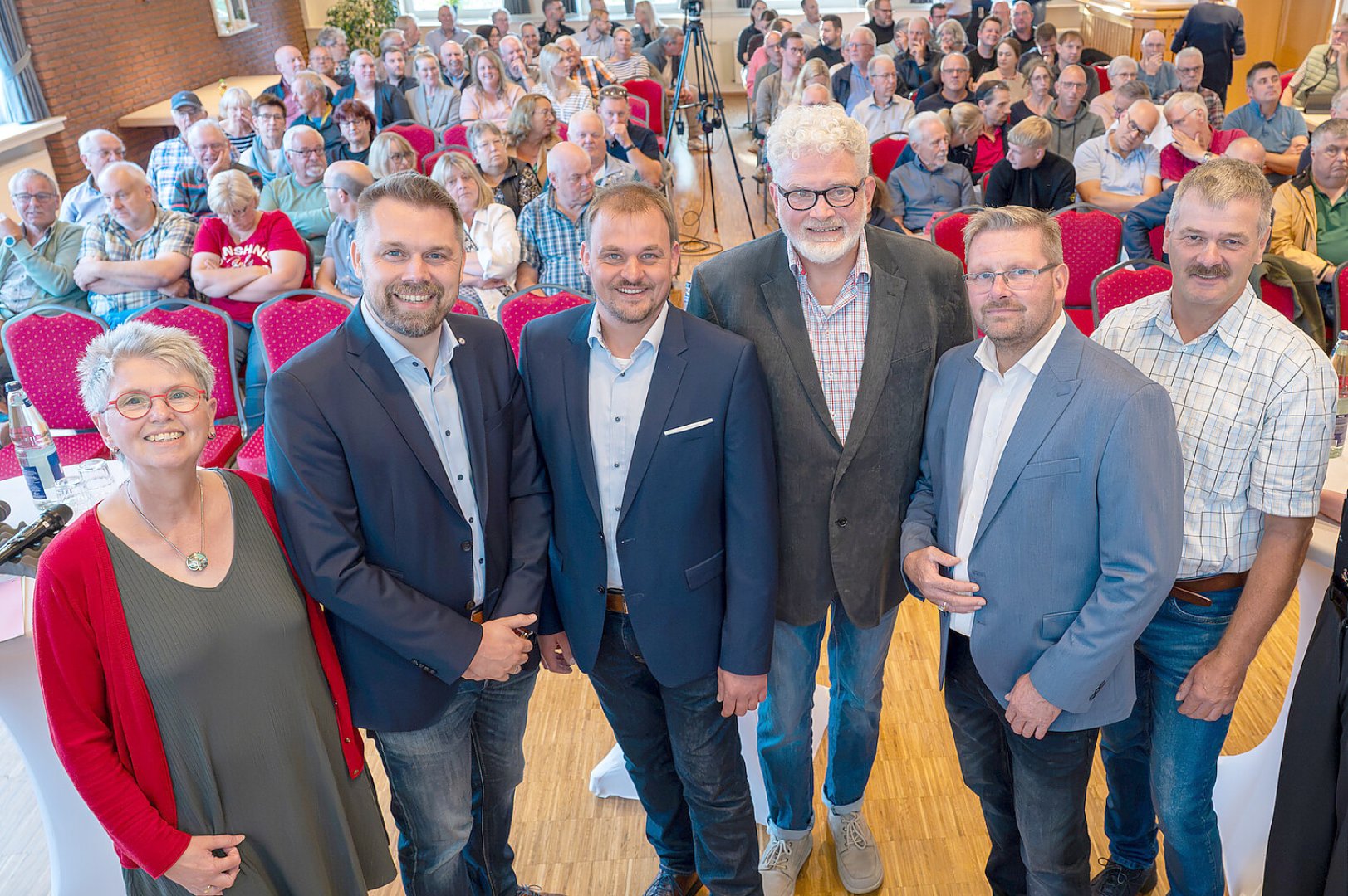 So erlebte Hesel das Wahlforum mit den Bürgermeisterkandidaten - Die Bilder des Abends - Bild 1