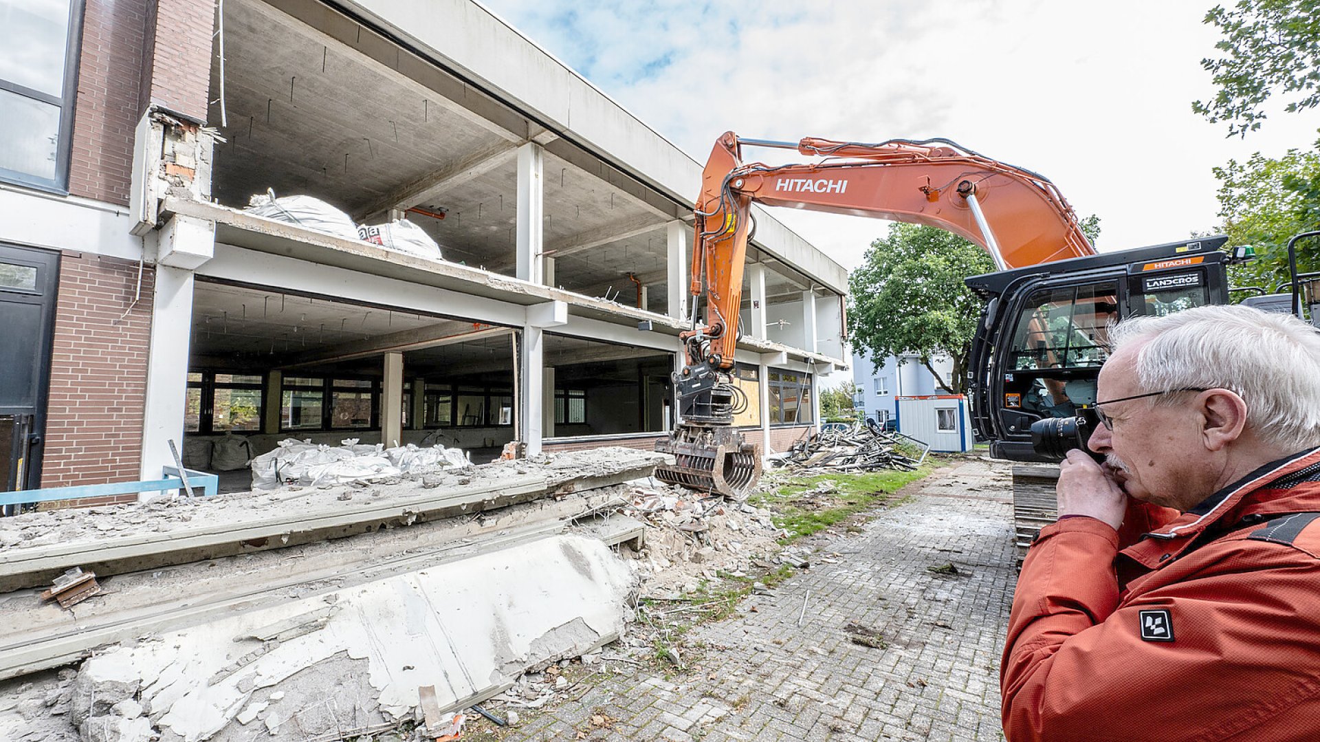 Abriss des alten Rathauses in Moormerland - Bild 1