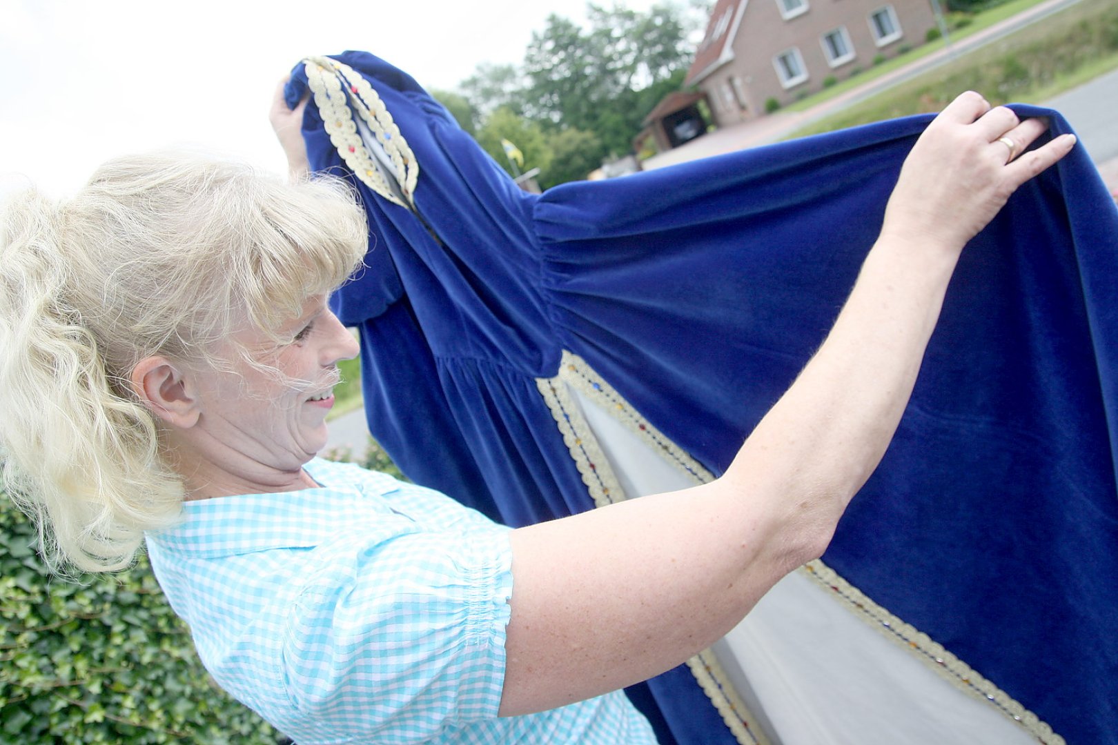 Inge Voskamp näht Mittelalter-Kleidung - Bild 1