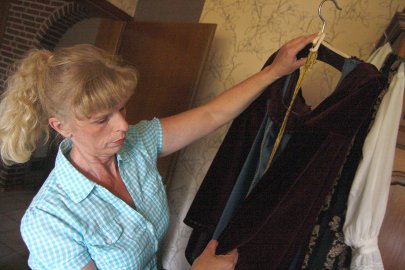 Inge Voskamp näht Mittelalter-Kleidung - Bild 3