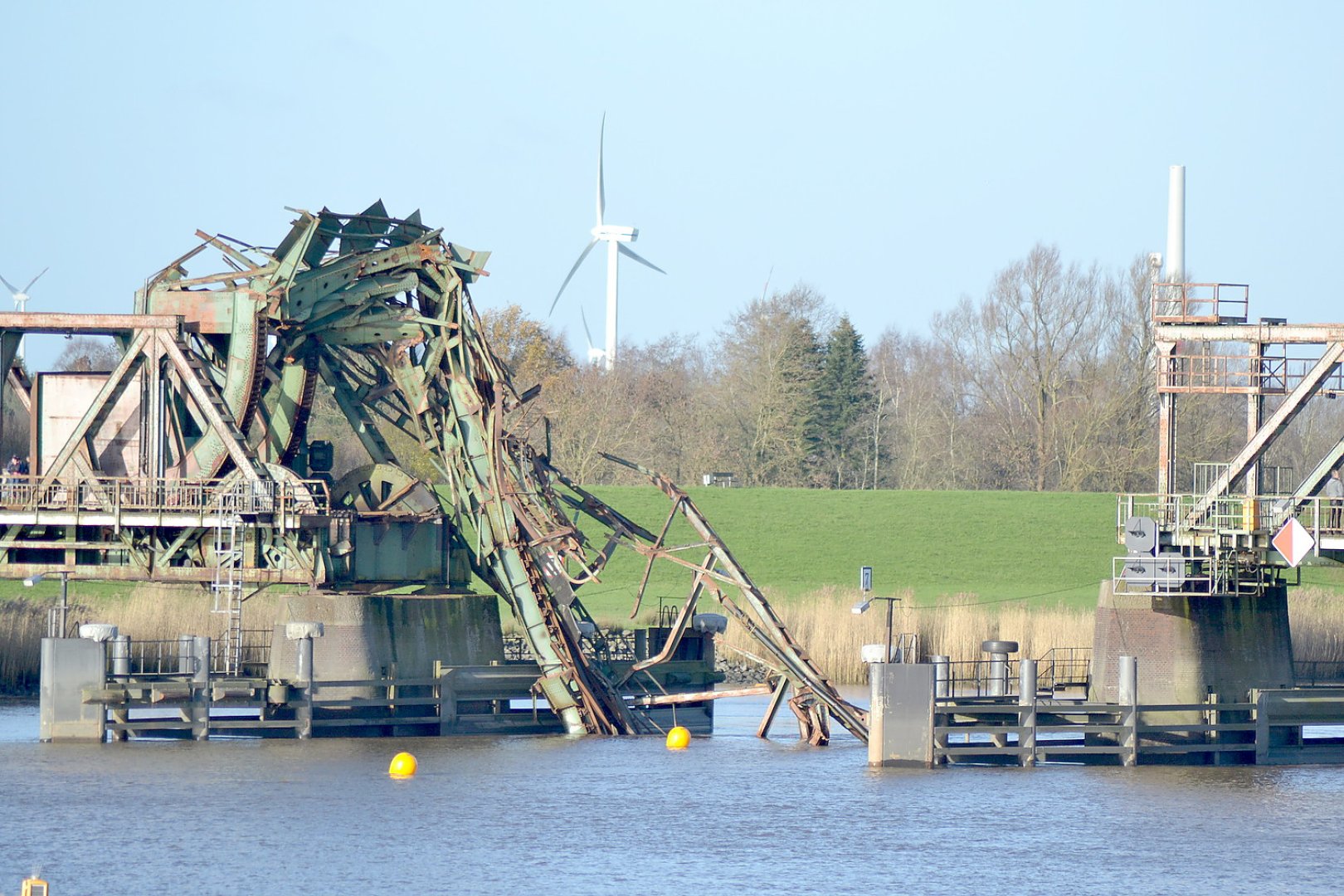 Kaputte Friesenbrücke: Fährverkehr im Gespräch - Bild 1