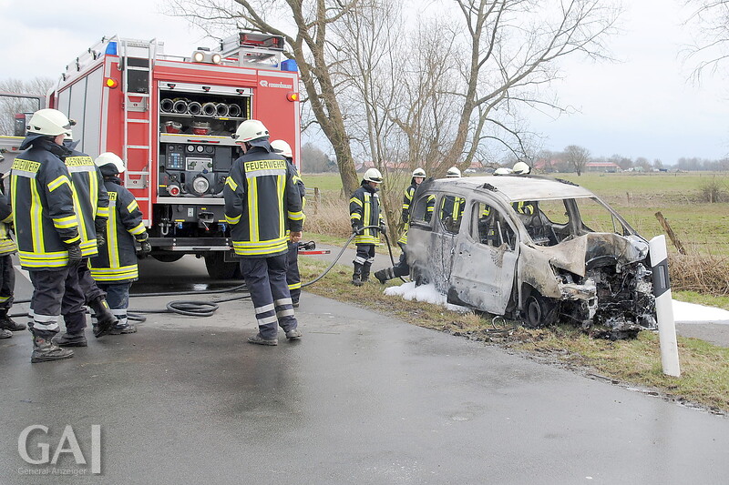 Ersthelfer retten Männer aus brennendem Auto - General-Anzeiger