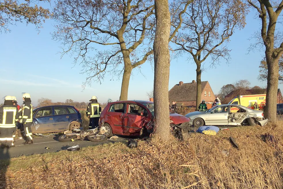 Die Feuerwehr ist für die Bergungsarbeiten vor Ort. Bild: Janssen