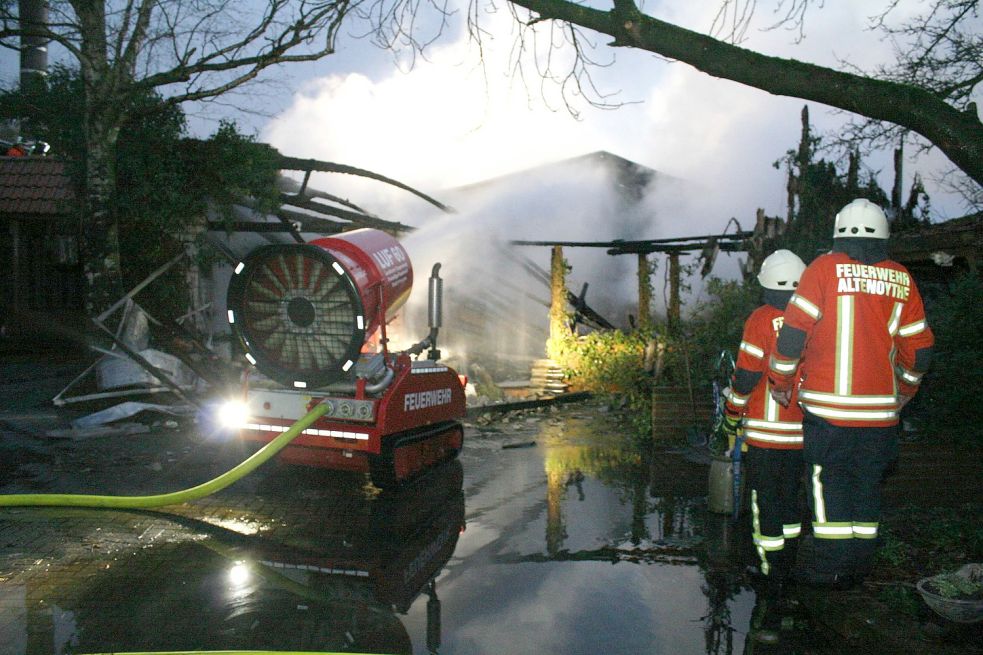 Rund 230 Feuerwehrleute waren seit den frühen Morgenstunden im Einsatz. Bild: Passmann