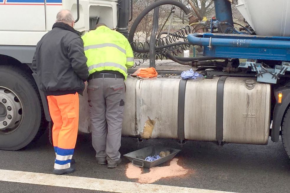Der Kleinwagen traf den Tank des Lkw. Bild: Leuchters
