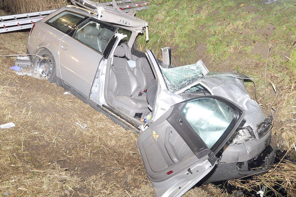 Für die Rettungsarbeiten musste das Dach von den Einsatzkräften entfernt werden. Bild: Wolters