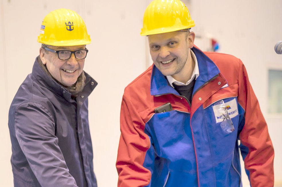 Michael Bayley (von links) und Tim Meyer starten mit einem Knopfdruck den Bau. Bild: Meyer-Werft