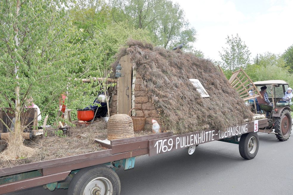 Mit einer Pullenhütte auf einem Festwagen hat sich eine Gruppe von der Kirchstraße an dem Festumzug beteiligt. Bild: Ammermann