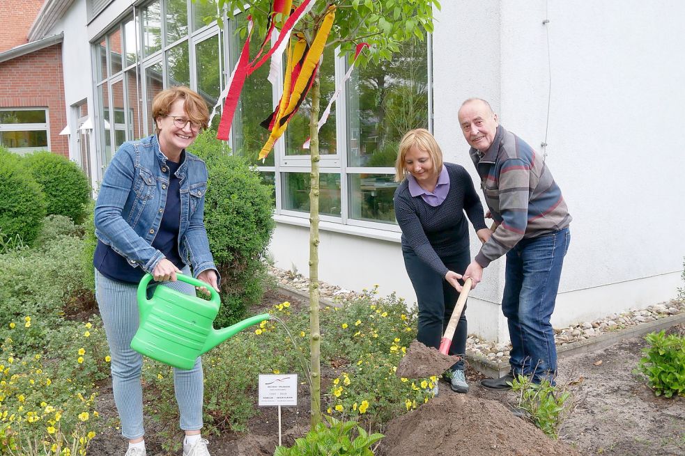 Peter Ziegler (rechts) pflanzte gemeinsam mit seinen Nachfolgerinnen Marta Gonera (Mitte) und Miriam Kösters (links) einen Baum als Symbol für die Freundschaft.
