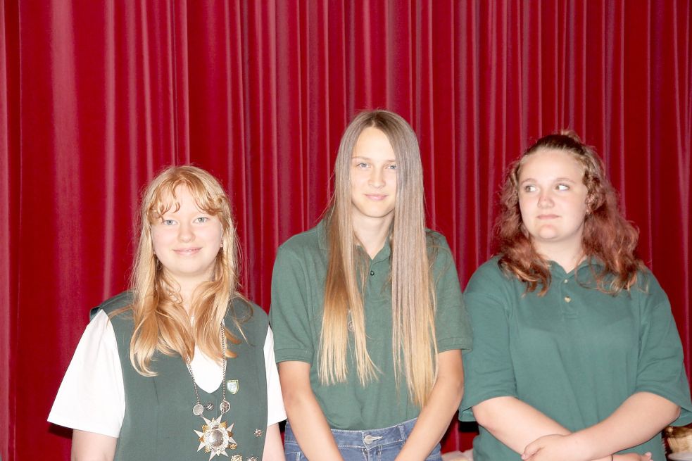 Der Jugendthron mit Königin Carolin de Buhr, Isabell Kohnen und Patrica Scholte.