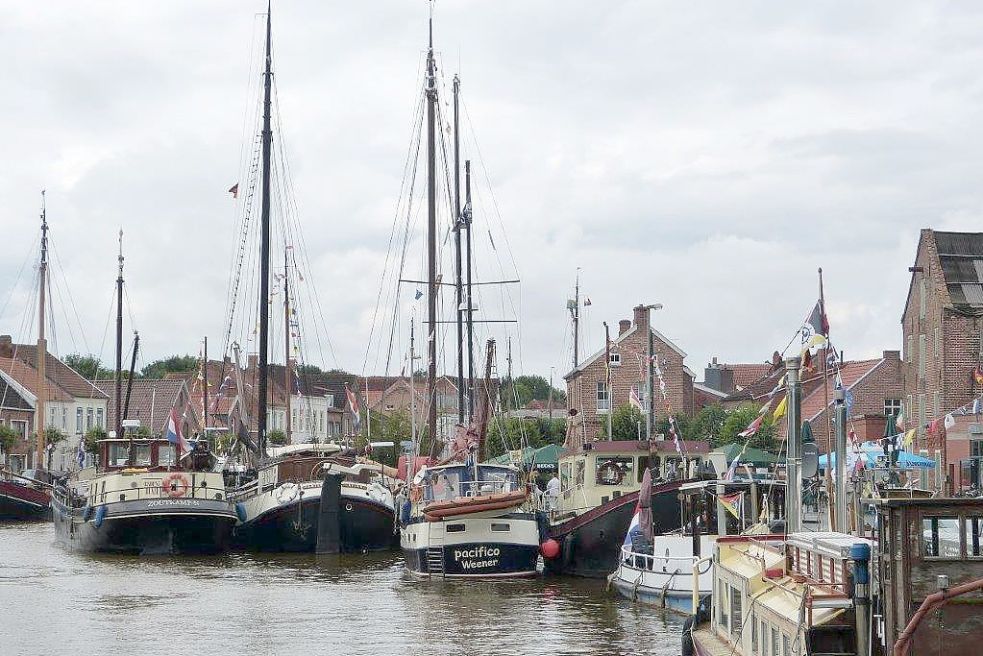 Der Hafen in Weener ist die malerische Kulisse.