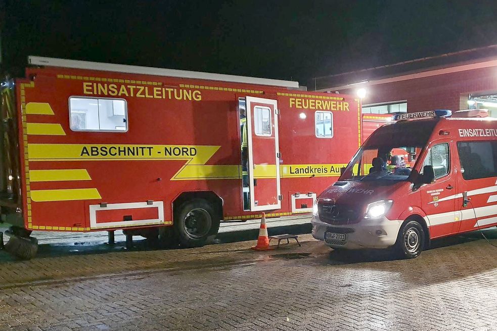 Auch ein Einsatzleitwagen war vor Ort. Bild: Feuerwehr