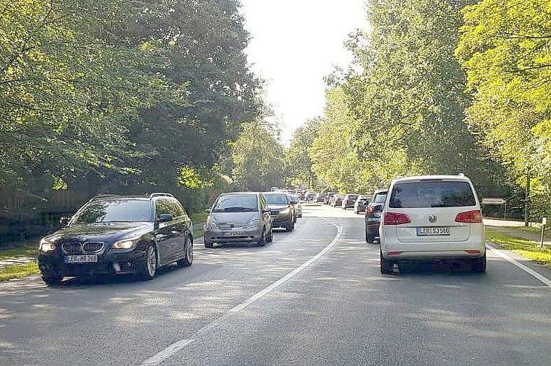 Für Autofahrer geht es rund um den Ems-Park (hier die Heisfelder Straße) nur langsam voran. Bild: privat