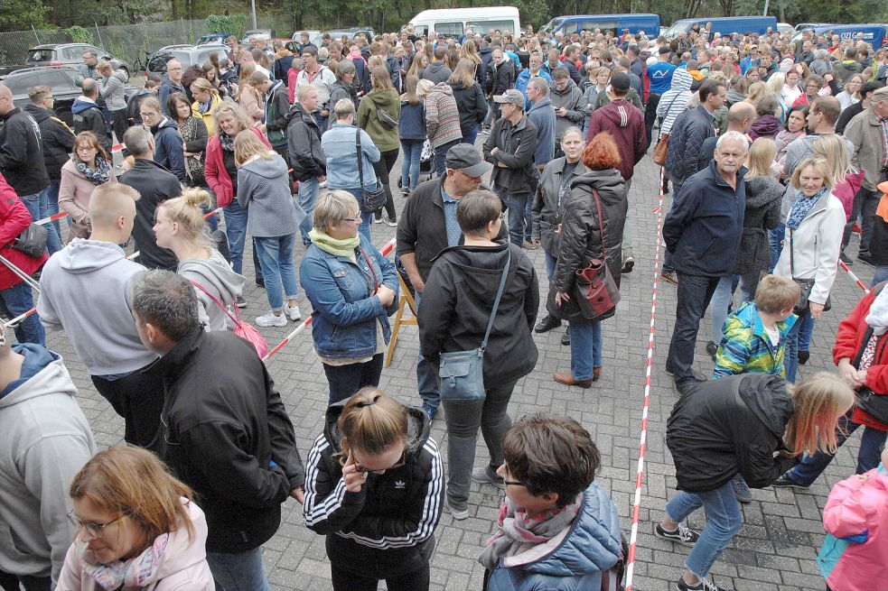 Bis zu drei Stunden Wartezeit wurden am Samstag investiert, um sich einen Bummelpass für den Gallimarkt zu sichern. Bild: Ellinger