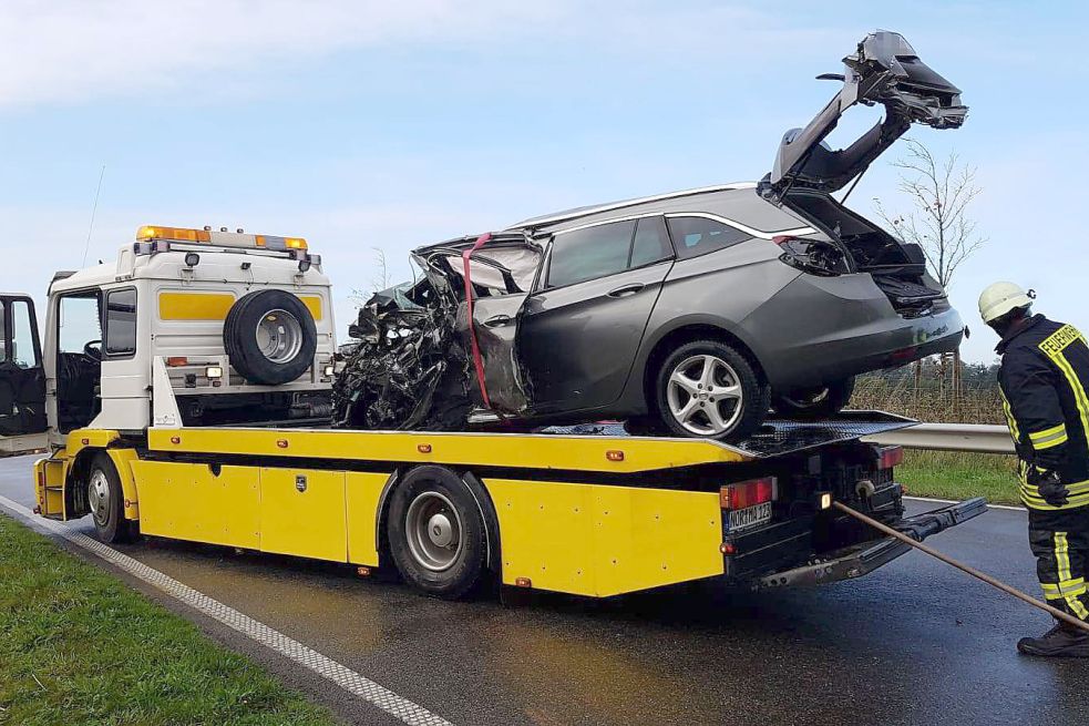 Beide Fahrzeuge mussten abgeschleppt werden. Bild: Wagenaar