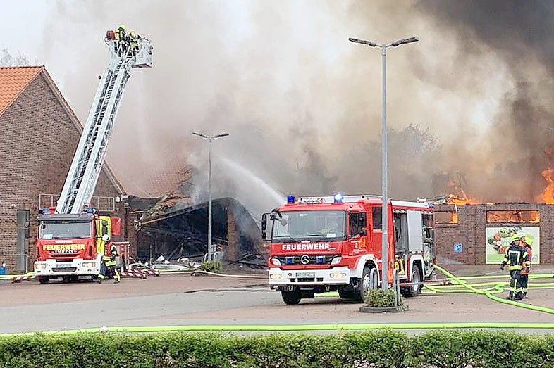 Auch eine Drehleiter war im Einsatz. Ein Teil des Gebäudes ist eingestürzt. Bild: Wenzel