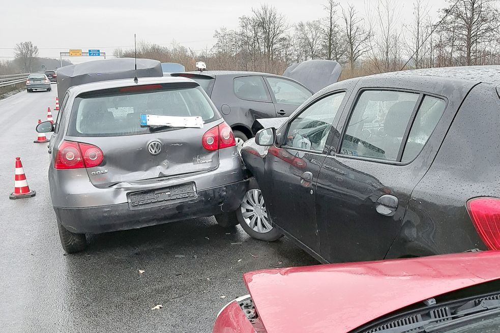 Mehrere Autos wurden bei dem Unfall beschädigt.