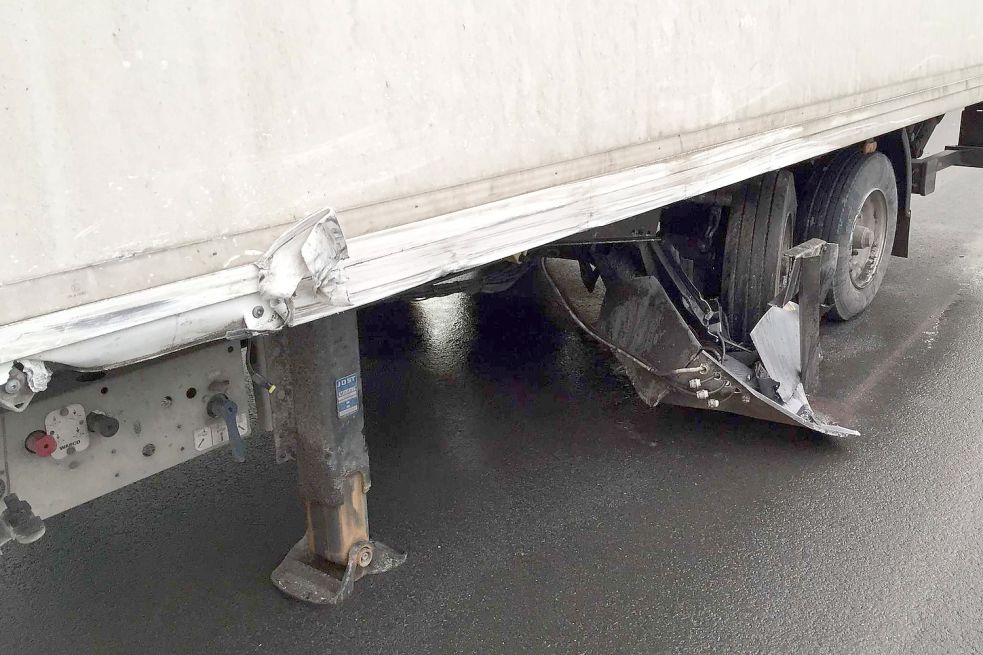 Durch den Zusammenstoß gerieten Teile des Audi unter den Lastwagen. Bild: Leuchters