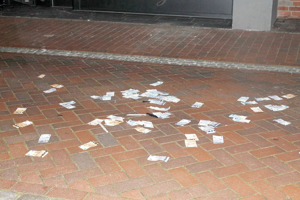 Beim Überfall in Weener lagen nach der Flucht der Täter Geldscheine auf der Straße. Bild: Archiv